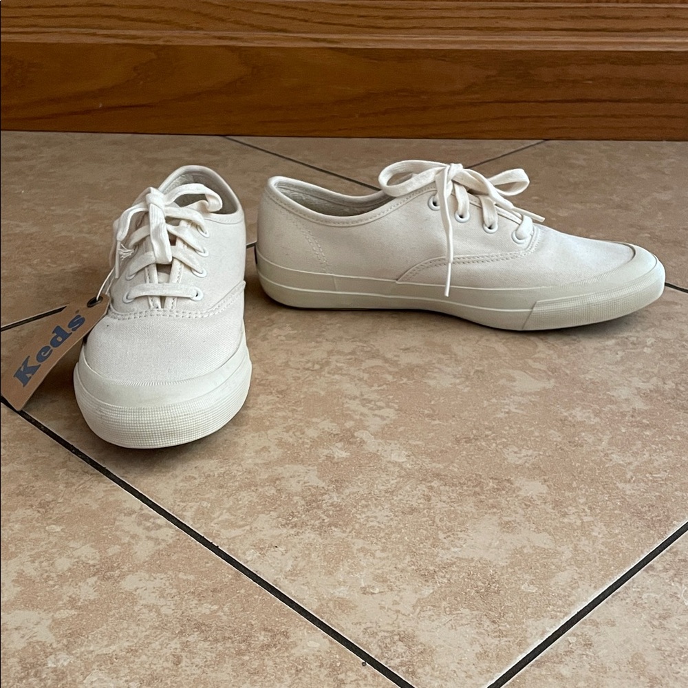 Keds size 8 Canvas Lace-Up Sneakers